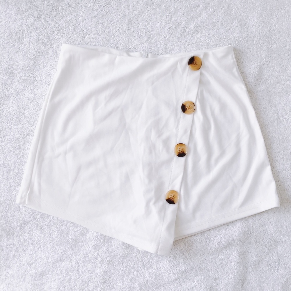 🆕White unbalance skorts new